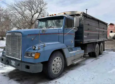 1999 Freightliner grain truck. Automatic eaton transmission. Cummins ISM 370 motor. 1261000 km. Elec...