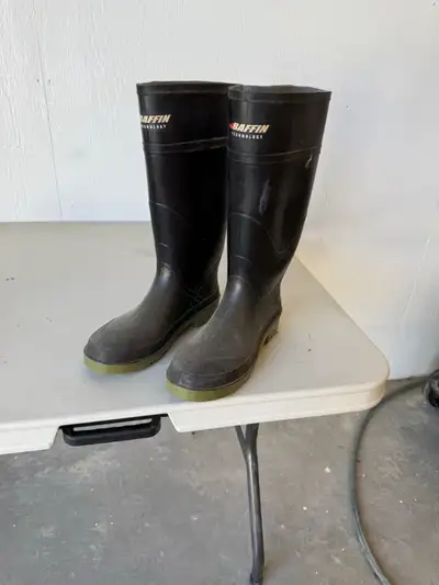 SAFETY BOOTS, STEEL TOE/ACID/OIL-RESIST, Made in Canada Size9/10, View more