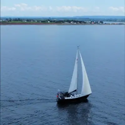 1983 Hunter 34 – Canadian Registered (see sailboatdata.com for boat specs) Two separate cabins – v-b...