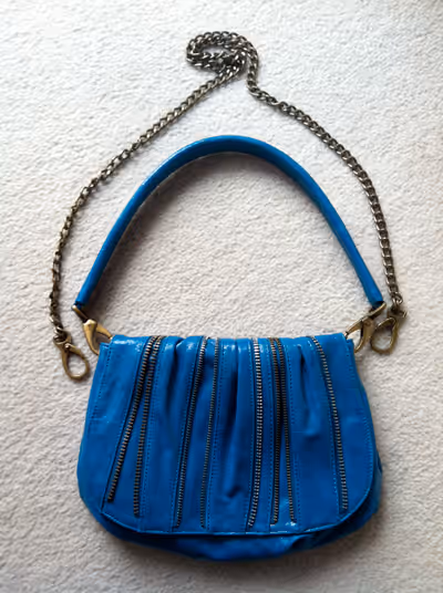 Sac à main Matt & Nat bleu en cuir végane. Deux ganses interchangeables disponibles. Une petite en c...