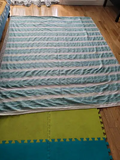 Drap en bon état et propre. dimension: 2,43m / 1.87m Drap blanc en bon état. Brodé 10$ chaque