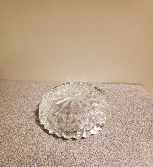 Vintage Clear Cut Glass Ashtray with Starburst Pattern in Arts & Collectibles in City of Toronto - Image 4