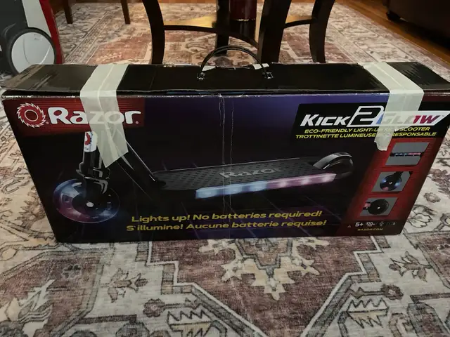 brand new razor scooter with lights in Scooters & Pocket Bikes in London - Image 3