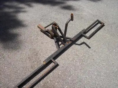 Support à moto monté sur attelage/Hitch Mount Motorcycle Carrier. Convient aux attelage de 2 pouces....