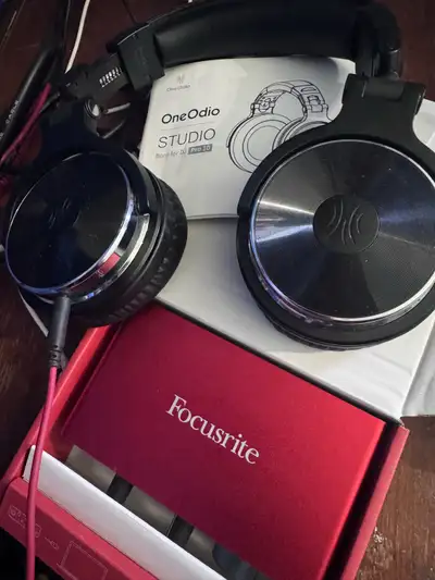 focusrite Scarlett solo with Mic/headphones, View more