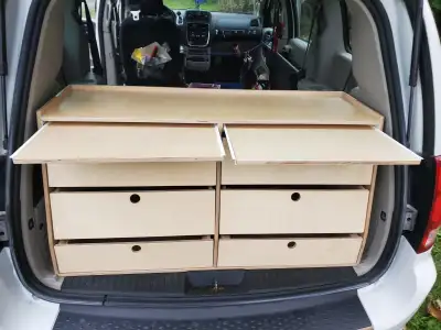 Bonjour meuble en merisier Prusse pour de rangements, cuisine arrière, ou autres. Comprenant six tir...
