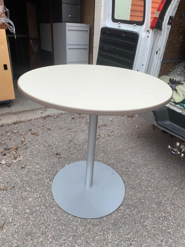 Title Round table 42 " diameter in Coffee Tables in Mississauga / Peel Region