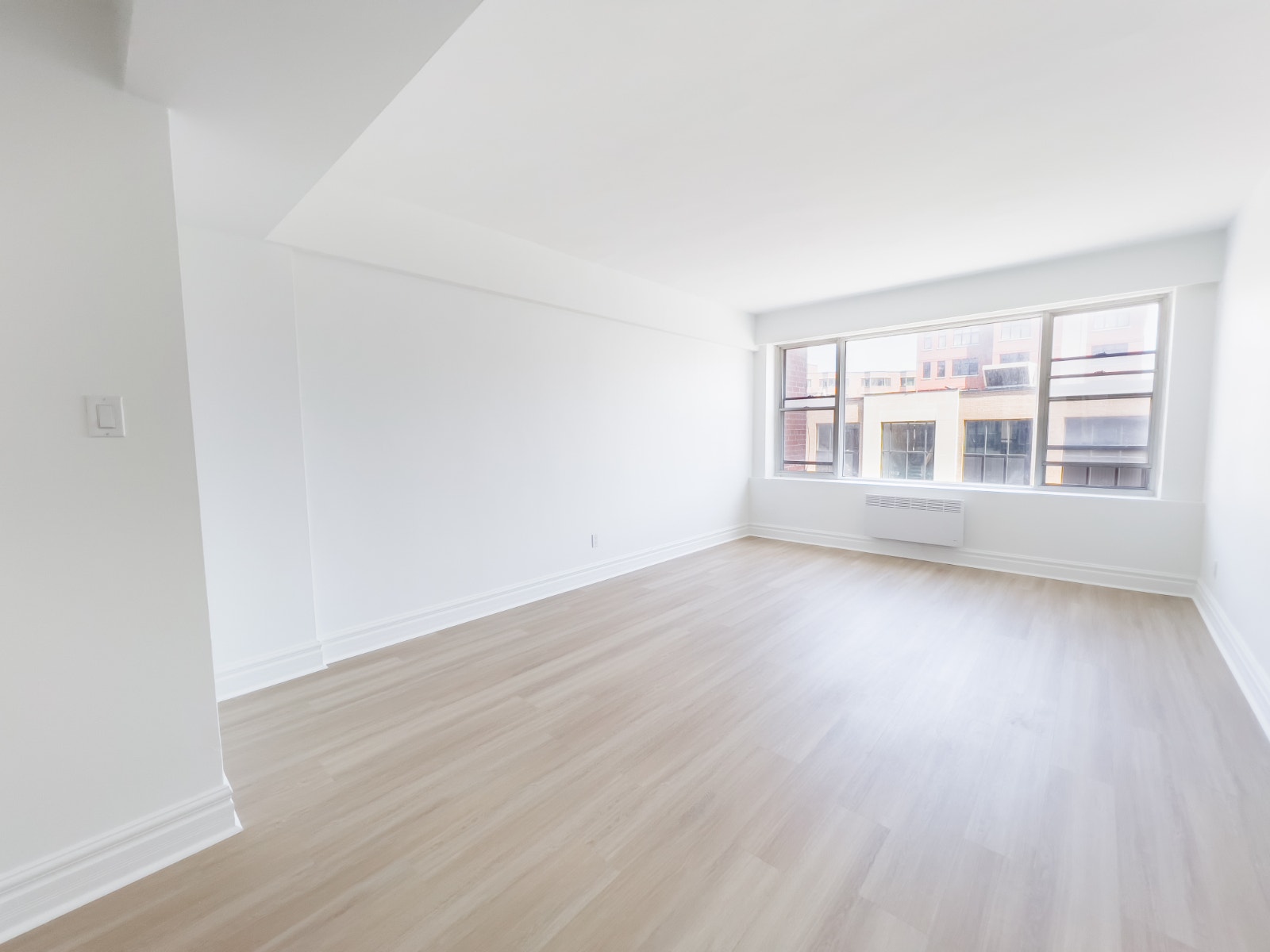 Spacious One Bedroom in Westmount — photo 3