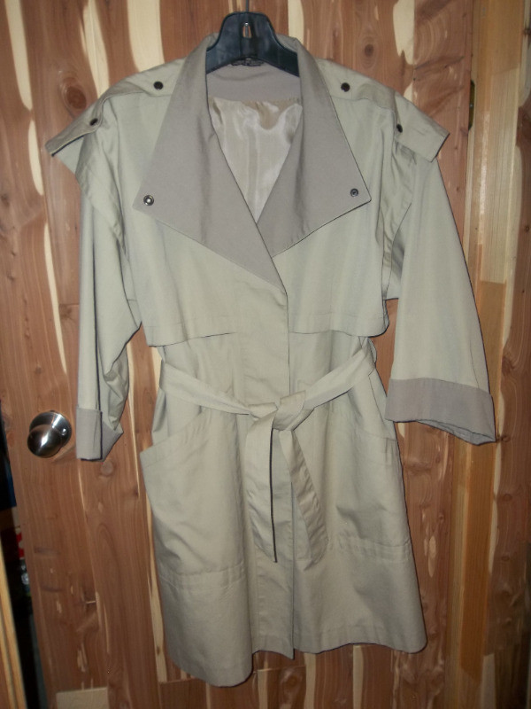 Manteau "Trench" pour femmes dans Femmes - Hauts et vêtements d'extérieur  à Longueuil/Rive Sud