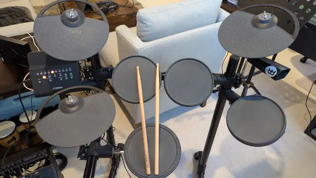 Yamaha Electronic Drumset c/w Roland amplifier in Drums & Percussion in Calgary - Image 7