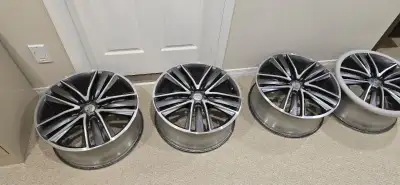 Almost brand new condiiton OEM Infiniti 19Inch Rims. No cracks or dents. Came off a 2018 Infiniti Q5...