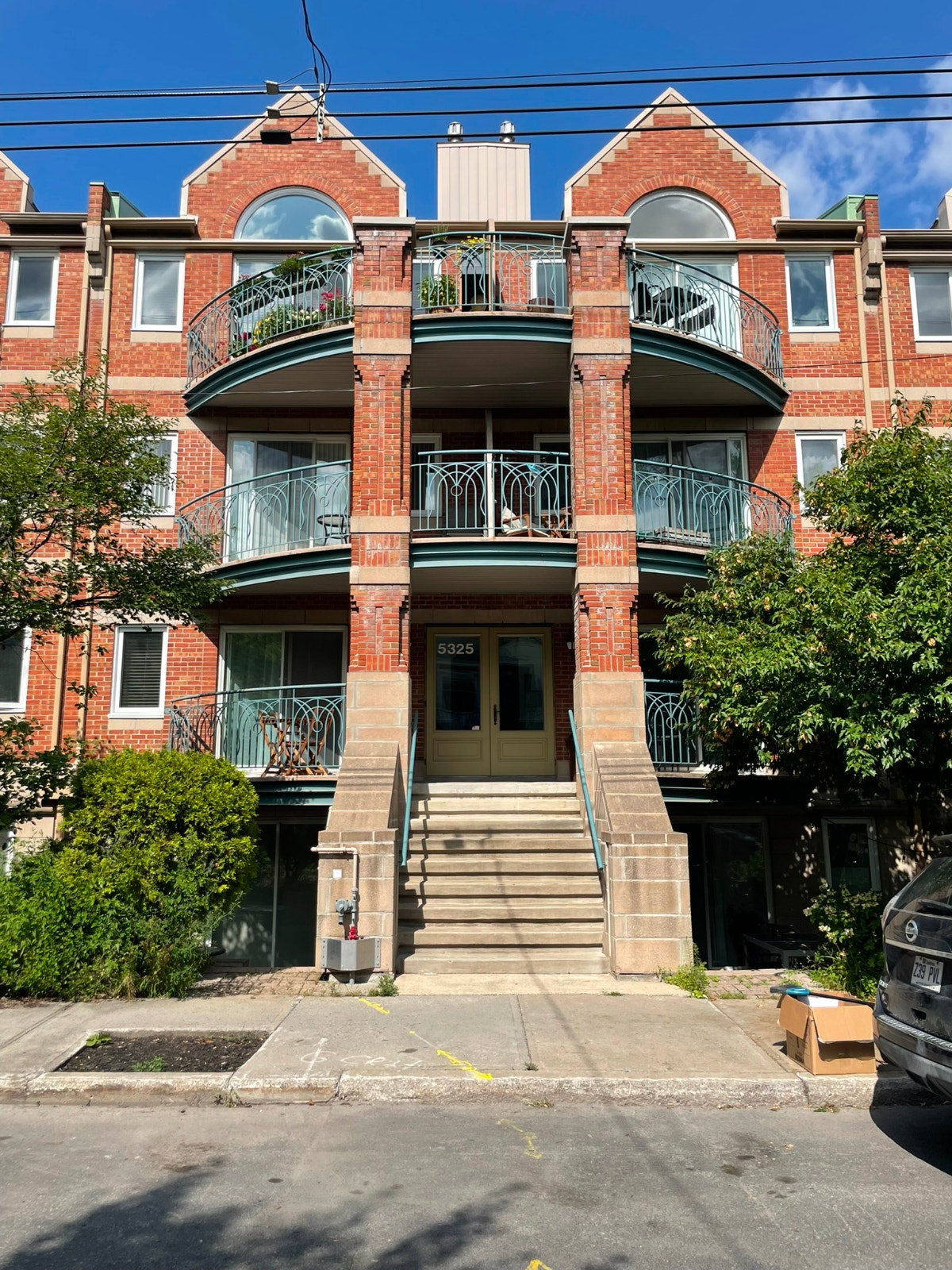 Grand 4½ (900 pi²) – Plateau Mt-Royal – Métro Laurier – Terrasse — photo 1