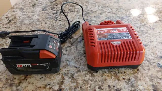 Milwaukee M28 Battery and Charger in Power Tools in City of Toronto - Image 3
