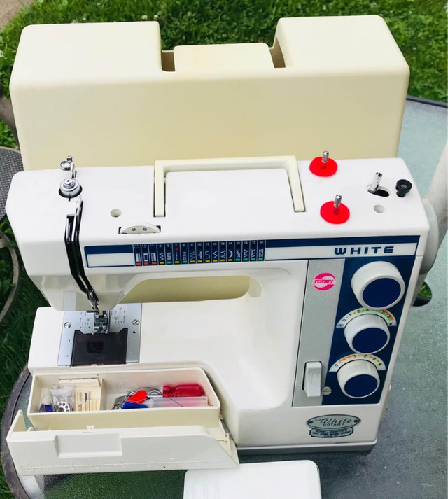 VINTAGE WHITE ROTARY SEWING MACHINE MODEL 2221 in Hobbies & Crafts in Hamilton