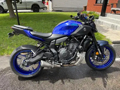 Yamaha MT-07 2025 avec 900 km, en parfaite condition. Achetée neuve au concessionnaire au début mai...