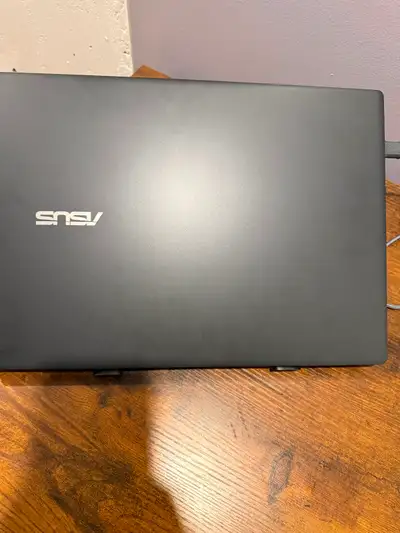 Portable de jeux asus utilisation 8 mois avec sa boîte pour gamer. Écrivez moi si plus de renseignem...