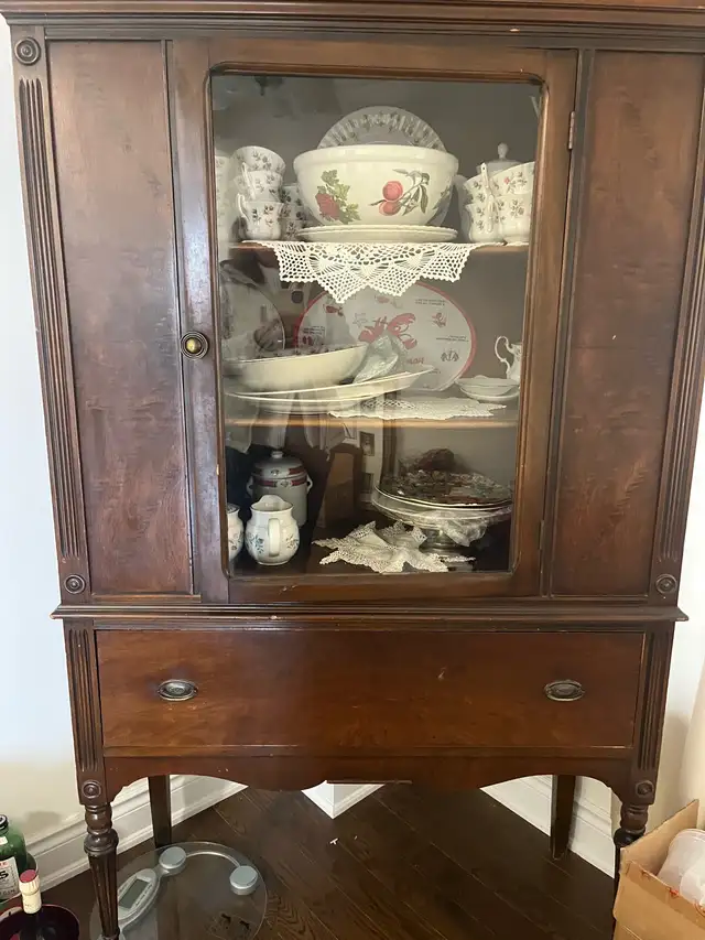 Antique China Cabinet in Hutches & Display Cabinets in Markham / York Region - Image 2