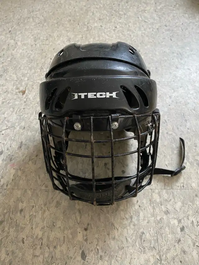 hockey sticks with helmet in Hockey in Mississauga / Peel Region - Image 2