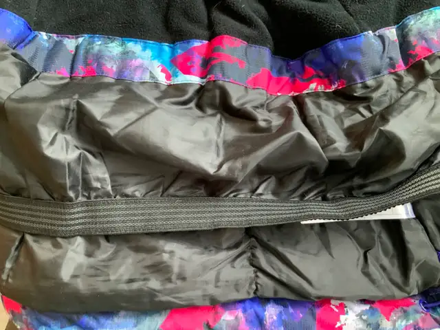 Mountain Warehouse ski jacket, size 10 in Women's - Tops & Outerwear in City of Montréal - Image 8