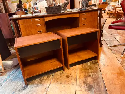 19.5”w x 15”d x 18”h Pair of teak night tables. Great condition. Tribute 20th 77 Princess St. Kingst...