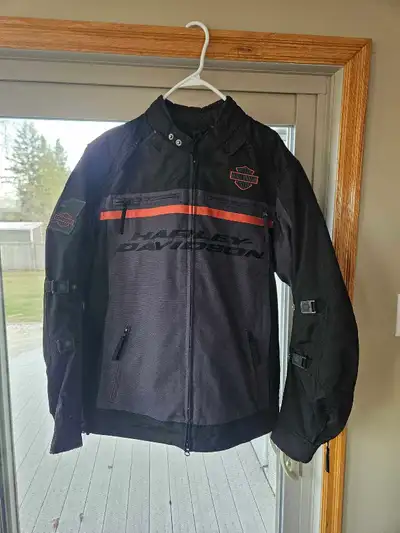 Size Large Tall. Jacket is vented, Switchback Technology (outer panels can be zipped off to create m...