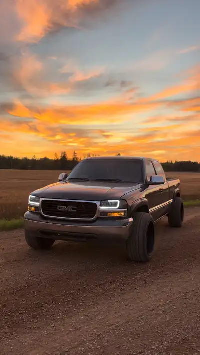 2002 gmc 1500 5.3 extended cab 324,000km New rear shocks and front struts New wheel hubs New plugs a...