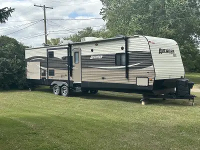 Near mint condition, second owner, no time to use it and looking to go smaller maybe. Half ton towab...