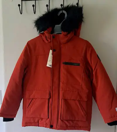 Préparez l’hiver en avance avec ce superbe manteau chaud pour enfant, neuf avec l’étiquette! Couleur...