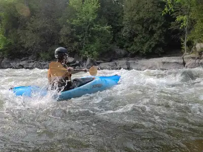 Cours d'initiation au kayak d'eau vive et descente de la rivière, View more