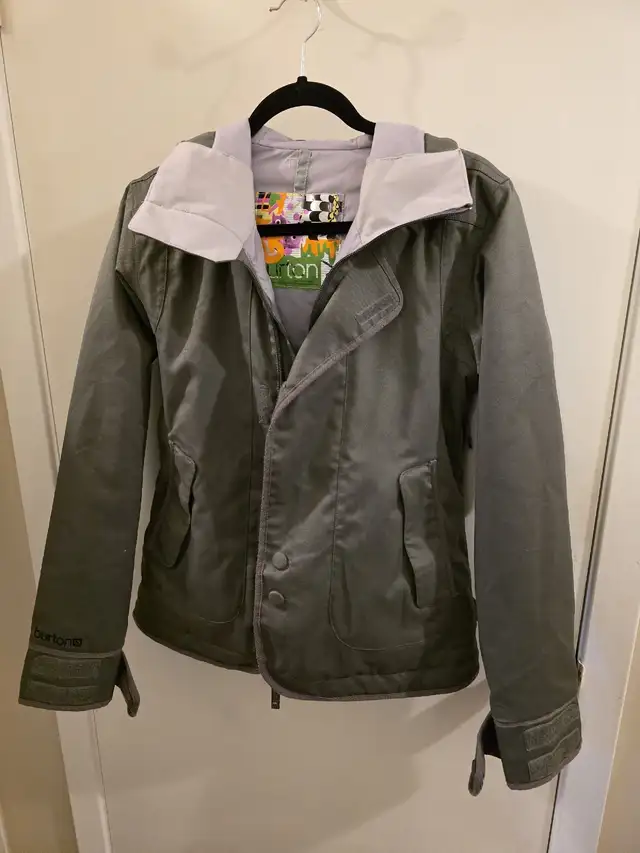 Burton Snowboard/ Ski  jacket  womans small in Women's - Tops & Outerwear in Edmonton - Image 2