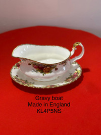 Old Country Roses Royal Albert Bone China England Gravy boat 
