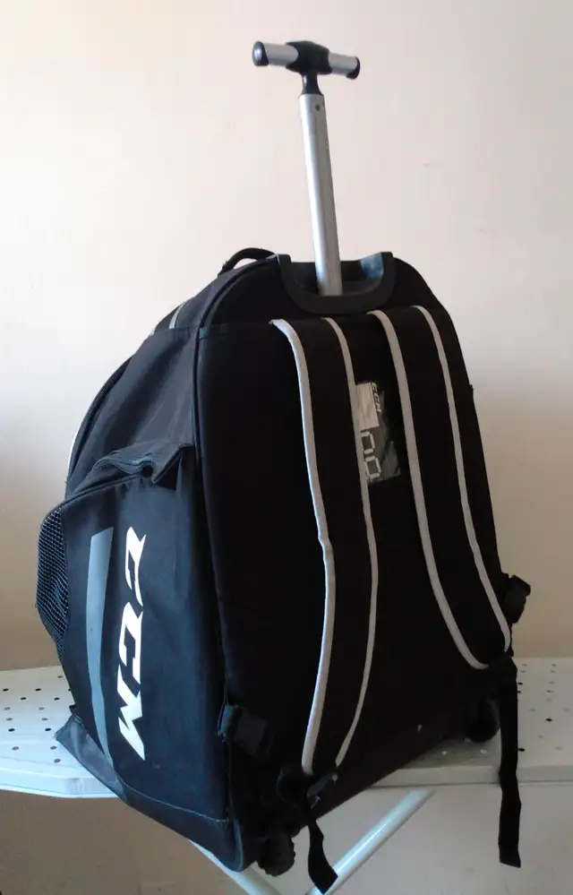HOCKEY EQUIPMENT KIDS YOUTH SKATES size 3 PADS BAG PANTS KIT in Hockey in City of Toronto - Image 9
