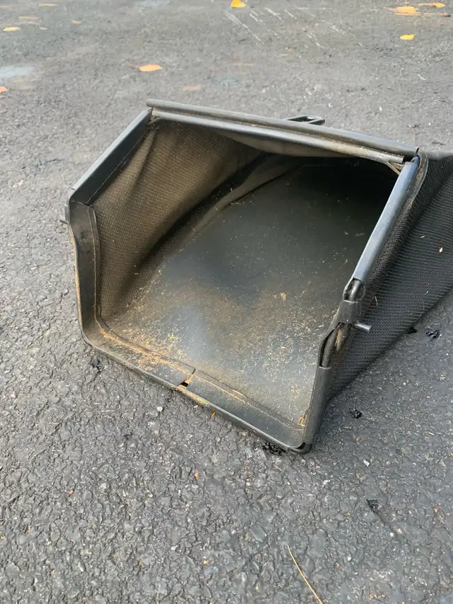 troybilt lawnmower bag in Lawnmowers & Leaf Blowers in Annapolis Valley - Image 3