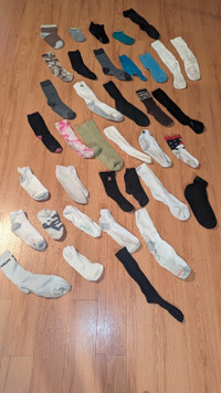 37 Single Socks ( No Matching Pairs)