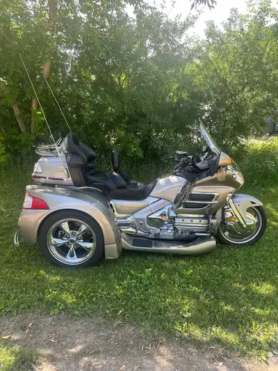 Bike has 126,000 km. Trike Kit- 2018 Motor Trike has 45,000km. Built by Lazy-Dawg, Olds AB In 2024-...