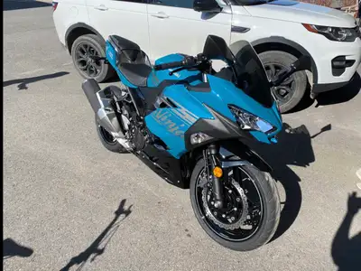 Selling my 2021 Kawasaki Ninja 400 in rare teal, in excellent condition with only 2,973 km. Light, r...
