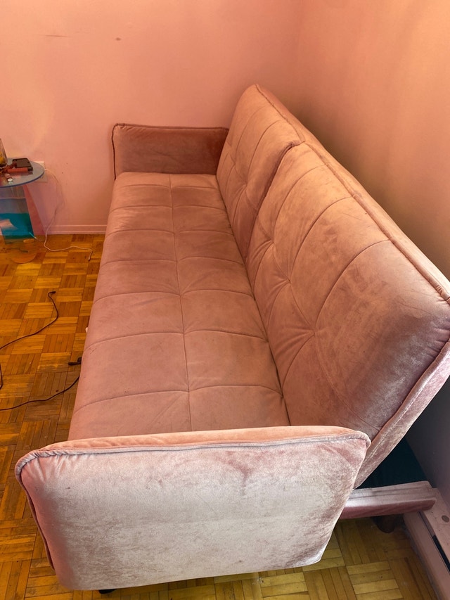 Sofa rose velour structube Lits et matelas Ville de Montréal Kijiji