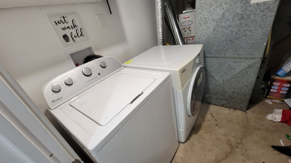 Bright Furnished 1 Bed + Den 4