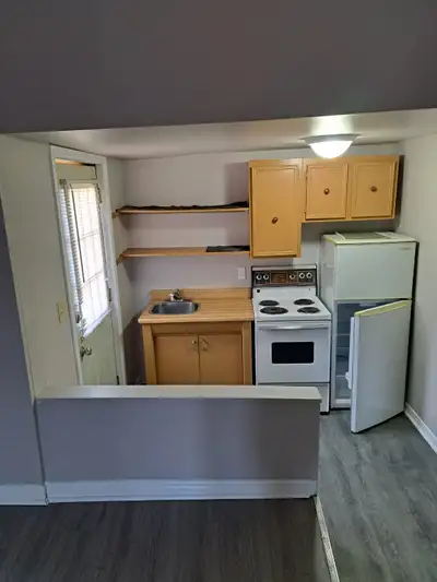 1 Bedroom Apartment for rent in Petrolia, Upper floor, Parking, Fridge and stove included, gas heat...