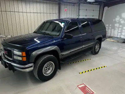 Rare find 2500 Diesel gmc suburban in great shape Interior dark blue carpet and leather seats. Very...