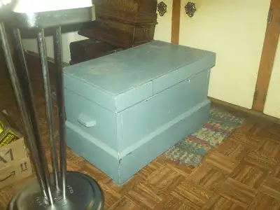 petit coffre en bois en bonne état, View more