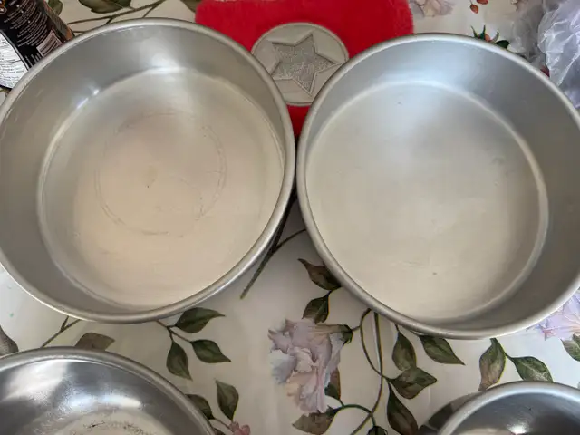 Set of 5 Aluminum Mixing Bowls and 2 Cake Pans in Kitchen & Dining Wares in Calgary - Image 2