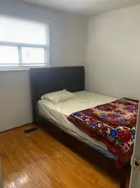 Second floor room $900/month Available now