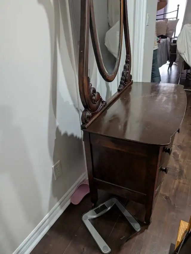 ANTIQUE/VINTAGE DRESSER WITH OVAL MIRROR in Dressers & Wardrobes in Oshawa / Durham Region - Image 3
