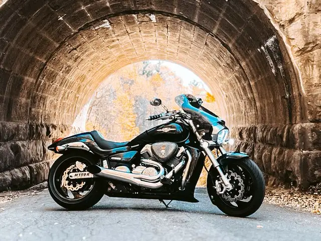 Suzuki M109R in Street, Cruisers & Choppers in Kitchener / Waterloo - Image 3