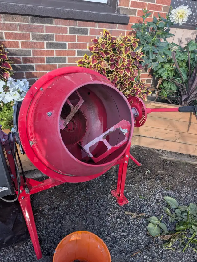 Concrete mixer in Other in St. Catharines - Image 3