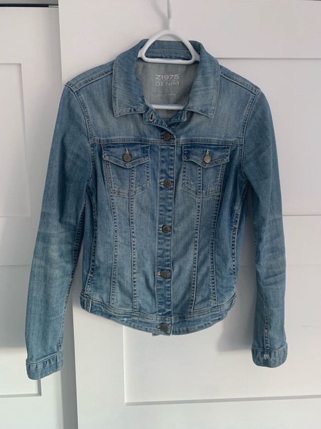 Vintage Zara women's jean jacket size small, dans Femmes - Hauts et vêtements d'extérieur  à Laval/Rive Nord - Image 2