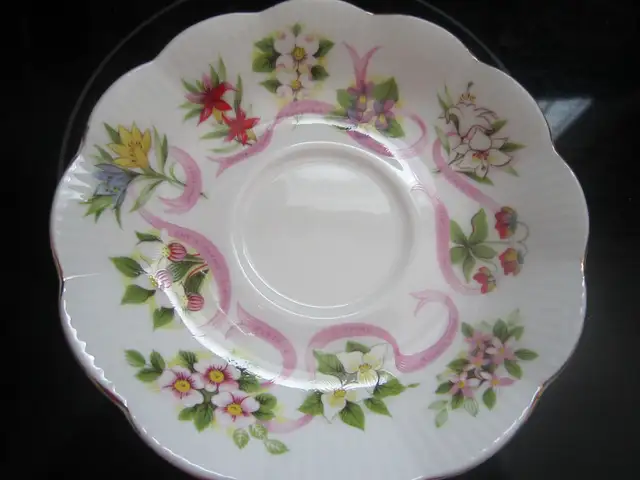 Royal Albert OUR EMBLEMS DEAR fine bone china Tea Set for 4 in Arts & Collectibles in Gander - Image 3
