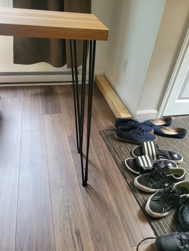 oak  entry way table or kitchen side table in Other Tables in Oshawa / Durham Region - Image 4