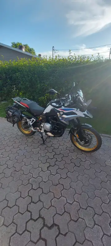 BMW GS850 TRÈS PROPRE. -Crash bar -Skid plate -Raque a valise rigide ou molle (fait pour les 2) La m...